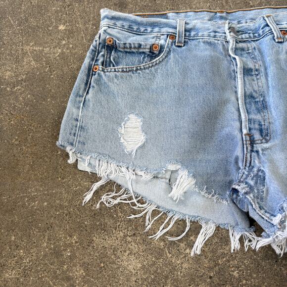 Vintage Levi's 501 Cut Off Shorts Womens 34 Blue Distressed Denim 2" Butt Rip - Picture 3 of 8